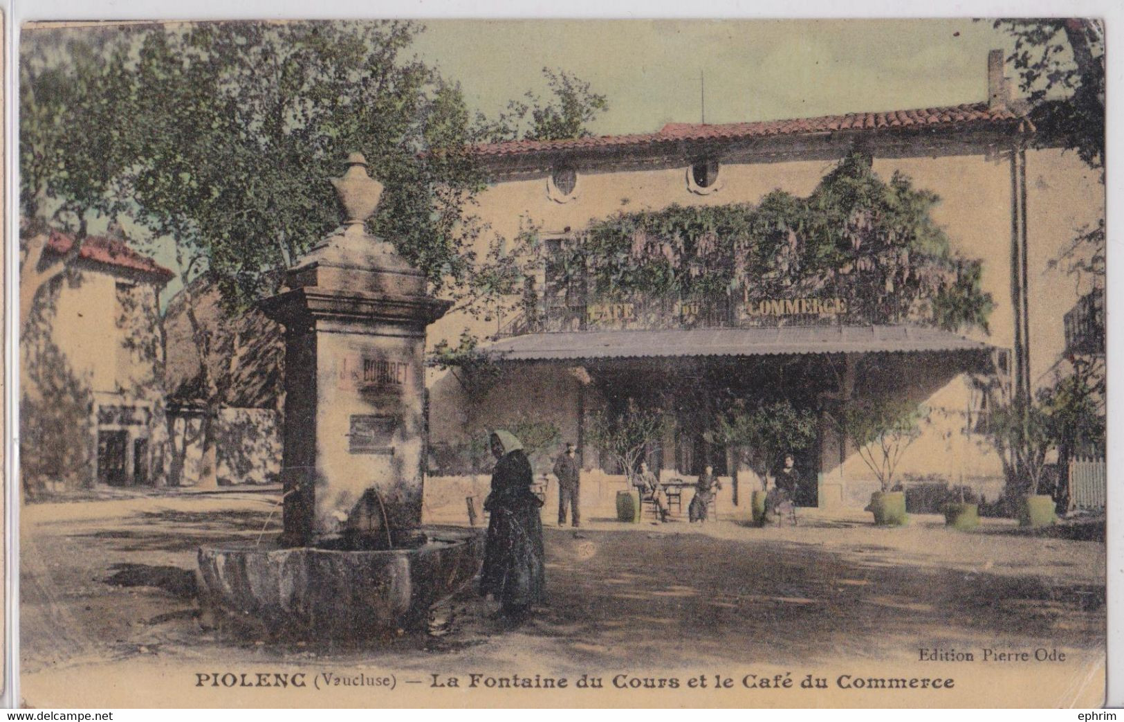 84 PIOLENC - La Fontaine Du Cours Et Le Café Du Commerce Cpa Colorée - Piolenc