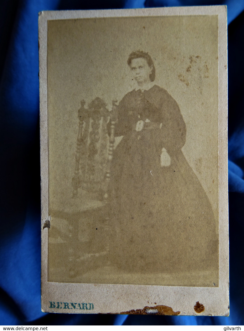 Photo CDV Anonyme - Jeune Femme En Pied, Robe à Crinoline, Circa 1865 L199 - Antiche (ante 1900)