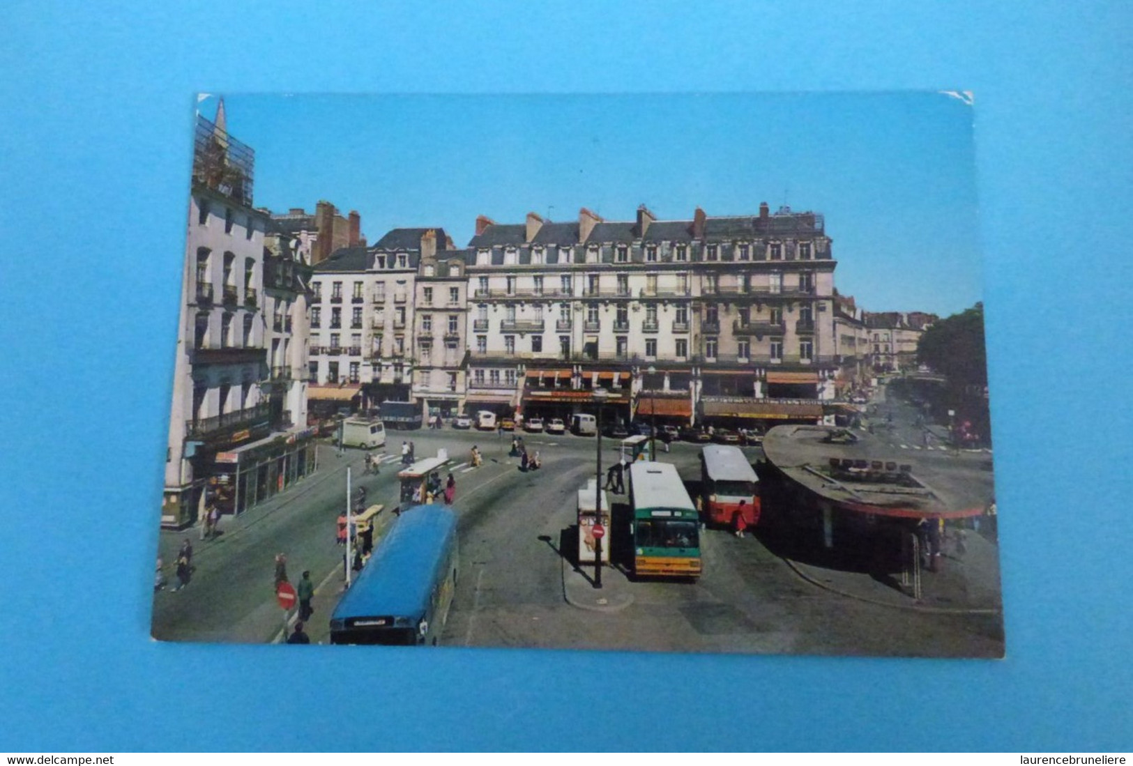 44 - NANTES - LA PLACE DU COMMERCE ET LA STATION CENTRALE DES AUTOBUS - Nantes