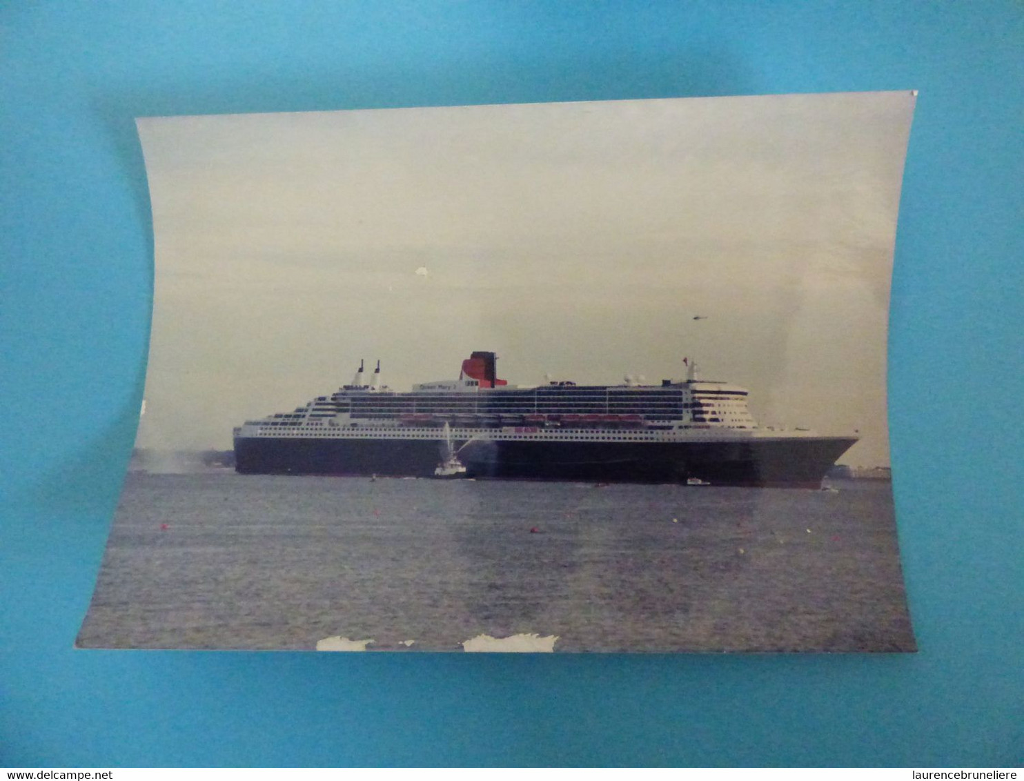 PHOTO ORIGINALE  DEPART DU PAQUEBOT QUEEN MARY 2 LE 22 DECEMBRE 2004 A SAINT-NAZAIRE - Barcos