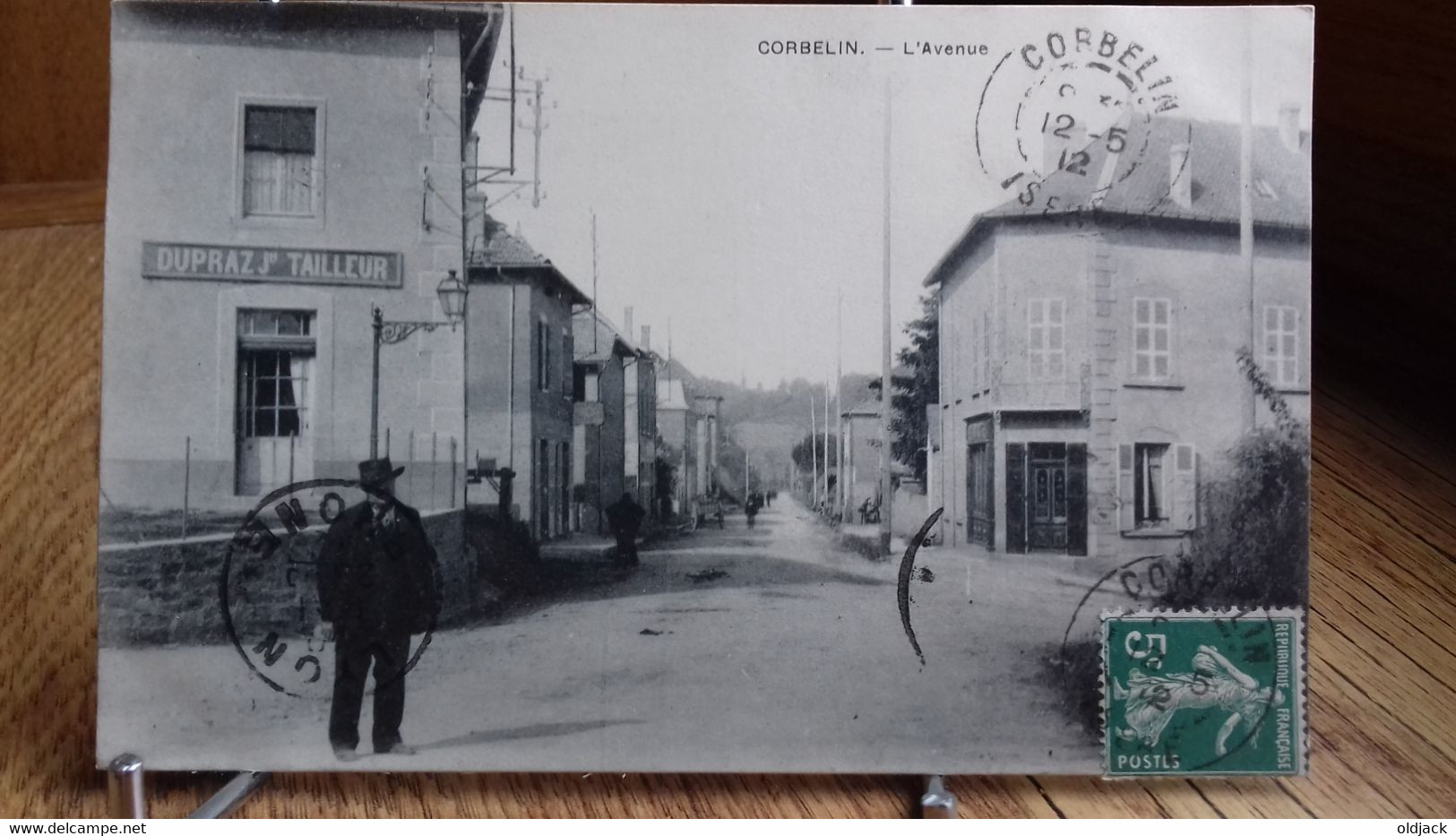 CPA   CORBELIN    L'avenue  (1912) ..animée ,commerces...(S22-22) - Corbelin