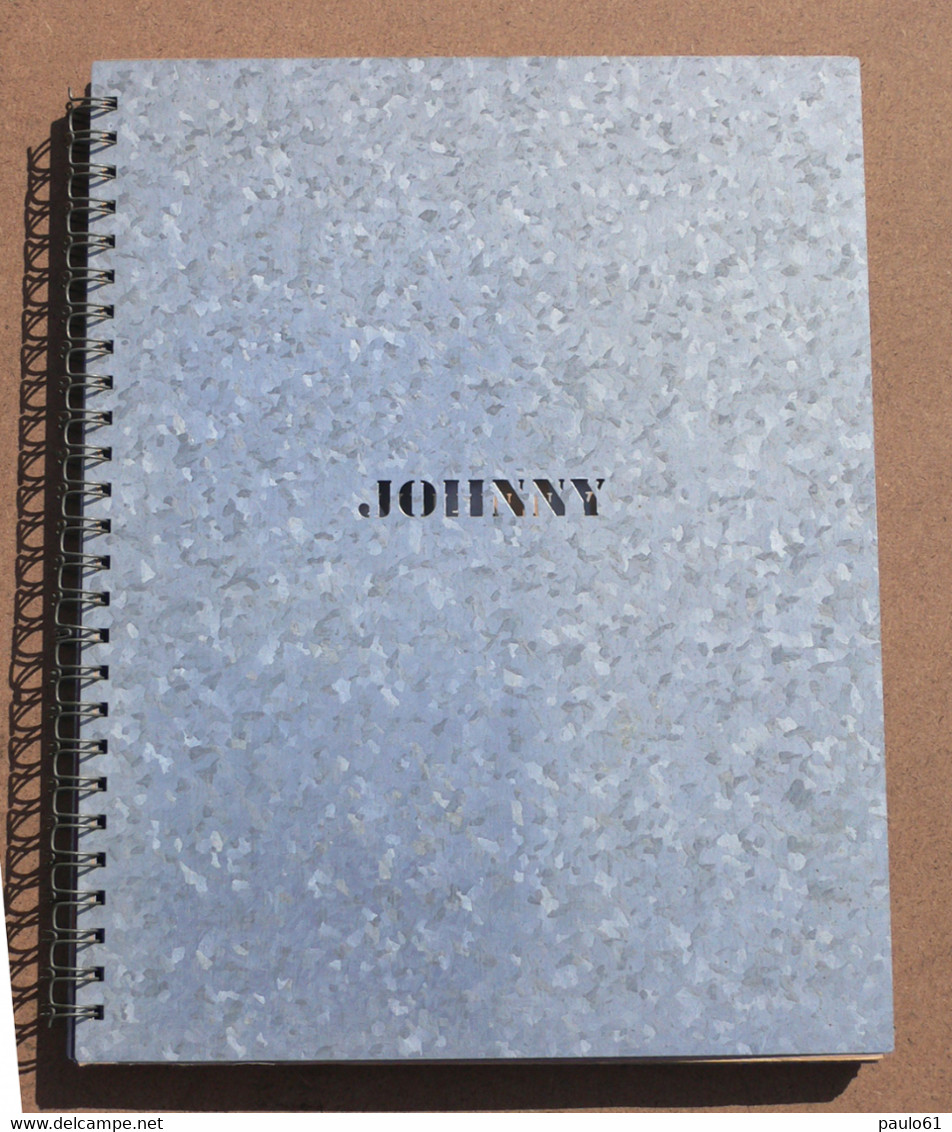 Document Exceptionnel "LE LIVRE JOHNNY " HALLYDAY $ HALLIDAY Format  280 X 350 Mm Reliure Par Ressort A Spirales - Photographs