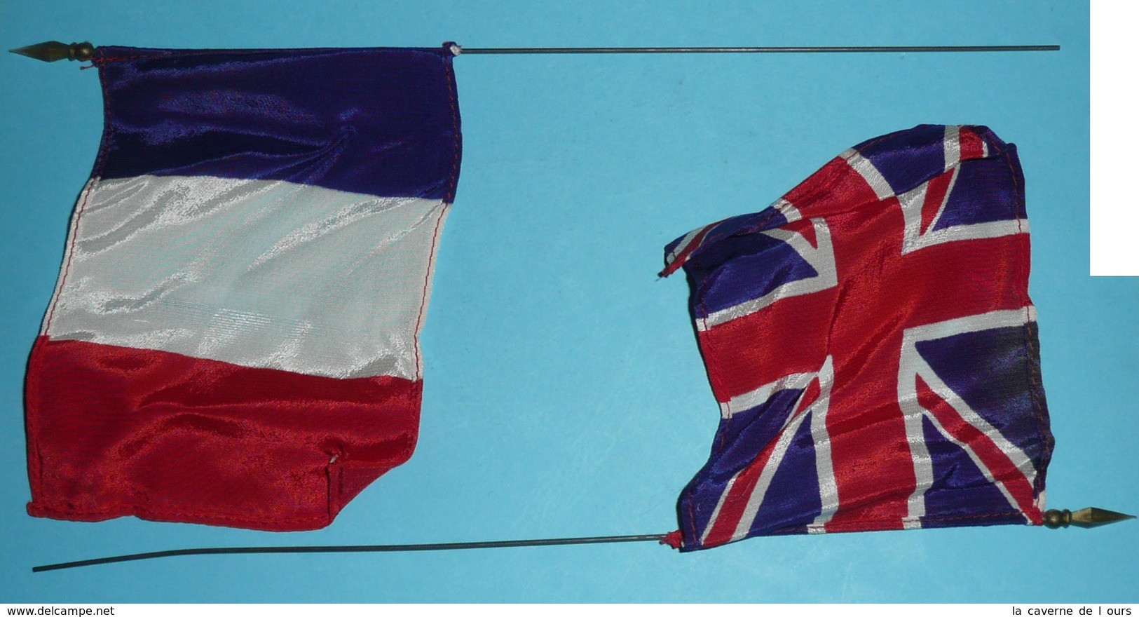 Lot De 2 Anciens Drapeaux France & Royaume Uni Métal Plastique Et Tissu Angleterre Union Jack Bleu Blanc Rouge - Vlaggen