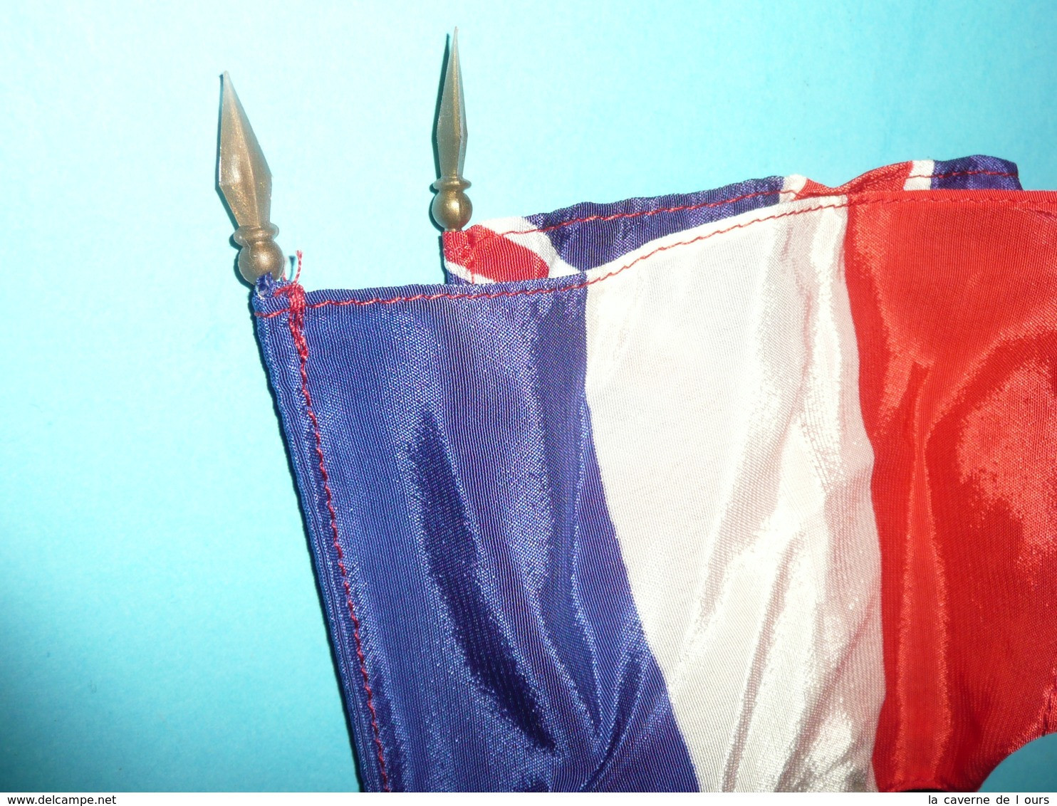 Lot De 2 Anciens Drapeaux France & Royaume Uni Métal Plastique Et Tissu Angleterre Union Jack Bleu Blanc Rouge - Vlaggen