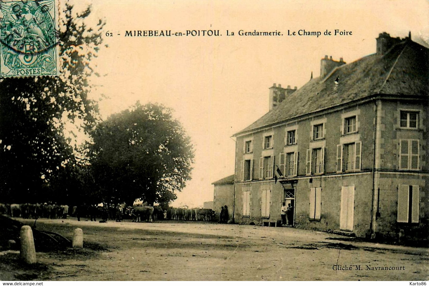 Mirebeau En Poitou * La Gendarmerie Nationale , Le Champ De Foire * Marché Aux Bestiaux Foire - Mirebeau
