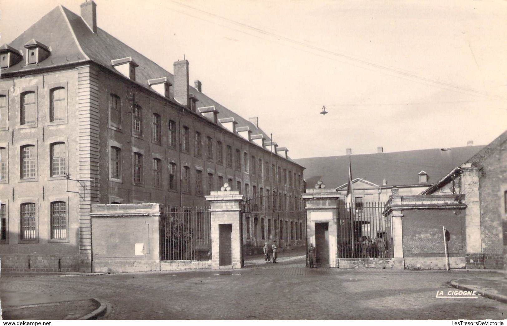 CPA Cambrai - Caserne Mortier - Ed . La Cigogne - Cambrai