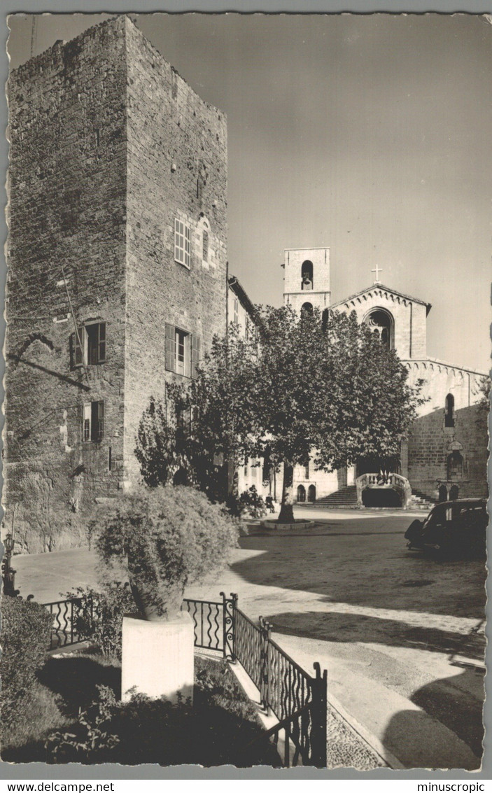 CPSM 06 - Grasse - L'ancienne Cathédrale Notre Dame Et La Tour Carrée De L'Hôtel De Ville - Grasse