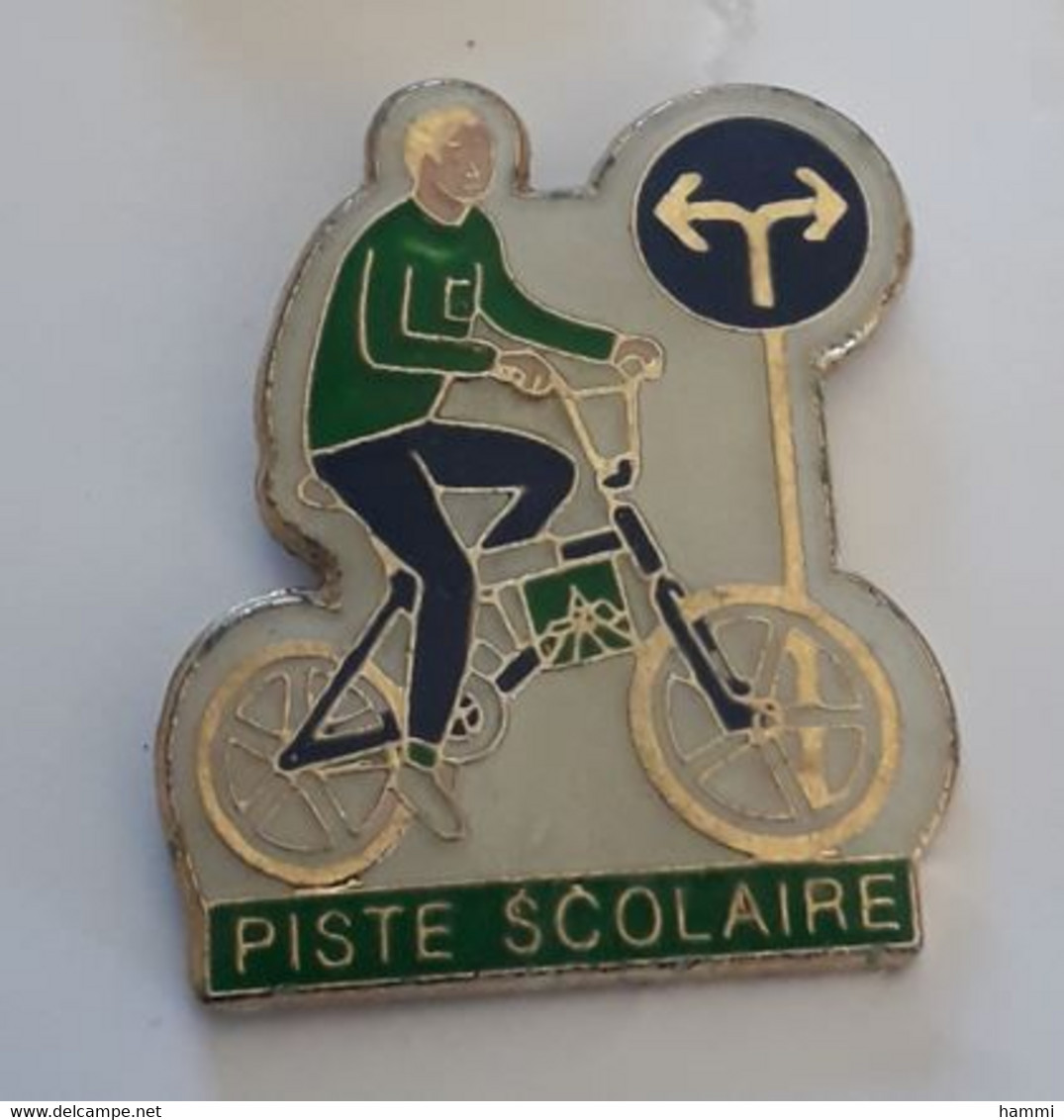 BD135 Pin's Vélo Cyclisme PISTE SCOLAIRE Assurance GROUPAMA Achat Immédiat - Administrations