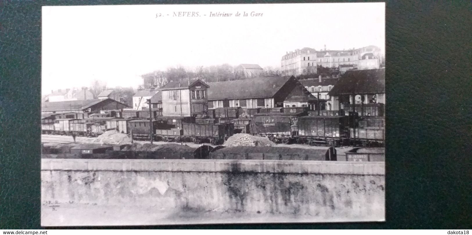 58 , Nevers , Intérieur De La Gare Et Ses Trains Au Départ - Nevers