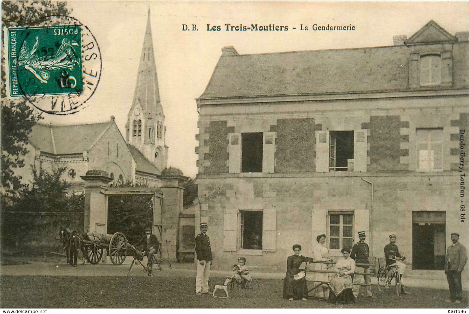 Les Trois Moutiers * La Cour De La Caserne De La Gendarmerie Nationale * Gendarmes - Les Trois Moutiers