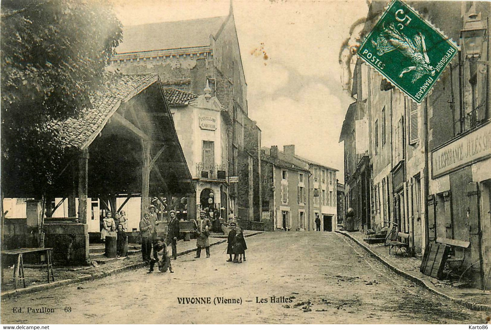 Vivonne * Rue Et Les Halles Du Village * PAVILLON Coiffeur - Vivonne