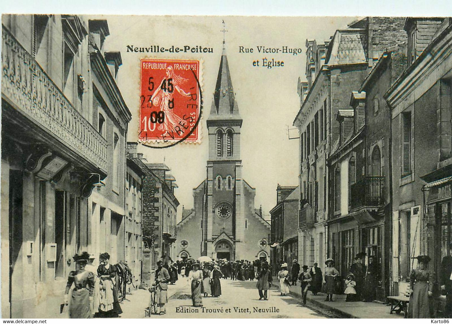 Neuville De Poitou * La Rue Victor Hugo Et église - Neuville En Poitou