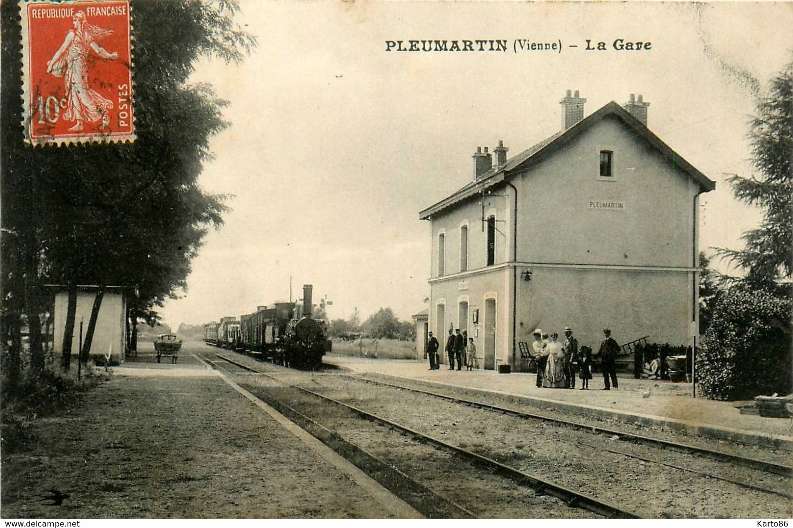 Pleumartin * La Gare Du Village * Passage Du Train * Ligne Chemin De Fer - Pleumartin