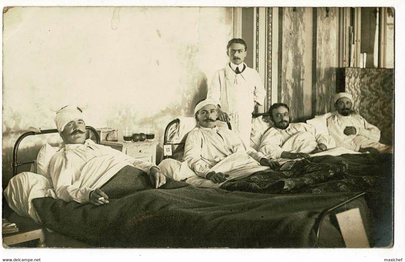 Carte Photo - Hôpital Militaire De Nice, Chambre De Blessés Et Infirmier - Circulé 1915, Sous Enveloppe - Salud, Hospitales