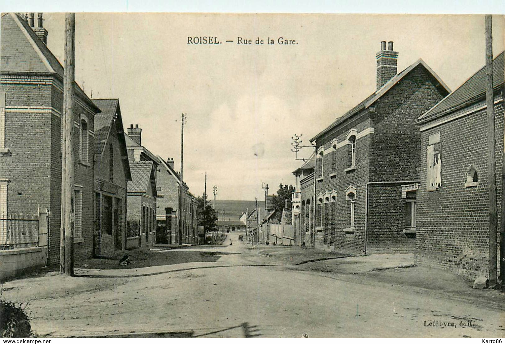 Roisel * La Rue De La Gare Du Village - Roisel