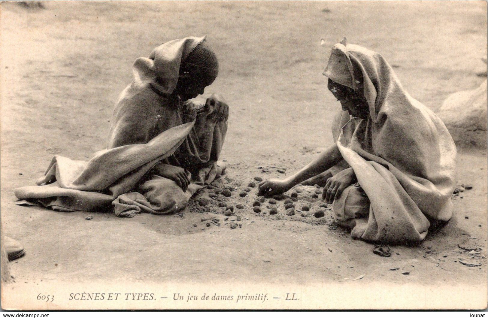 JEU - Un Jeu De Dames Primitif - Scènes Et Types Afrique - Jeux Régionaux