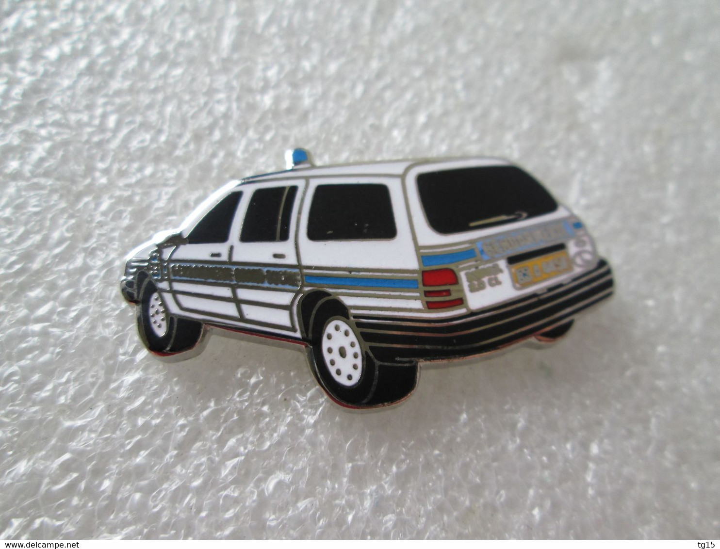 PIN'S    FORD  SIERRA  2.0 CL  BREAK  GENDARMERIE    LUXEMBOURG  Email Grand Feu  DEHA - Ford