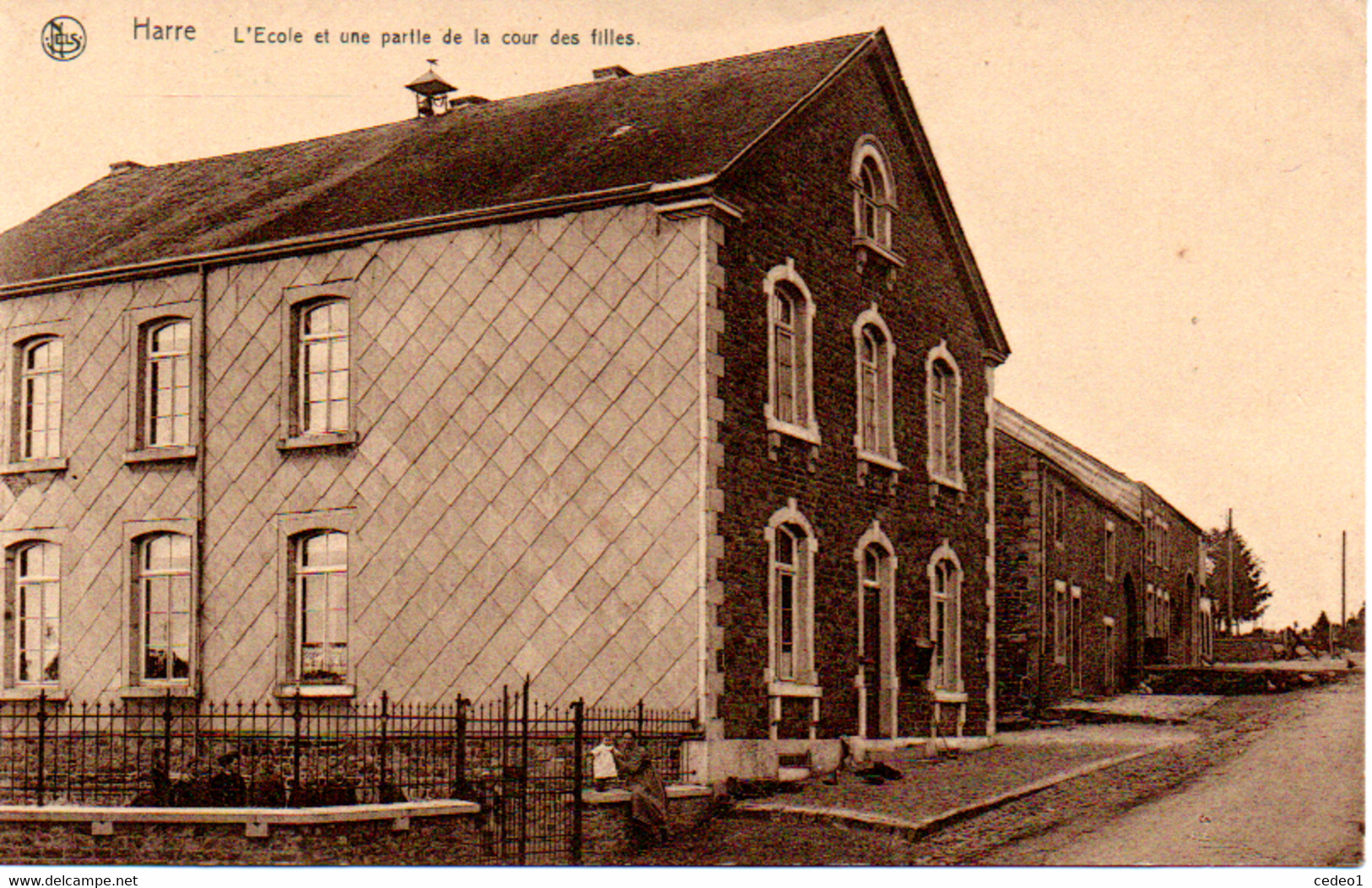 HARRE  L'ECOLE ET UNE PARTIE DE LA COUR DES FILLES - Manhay