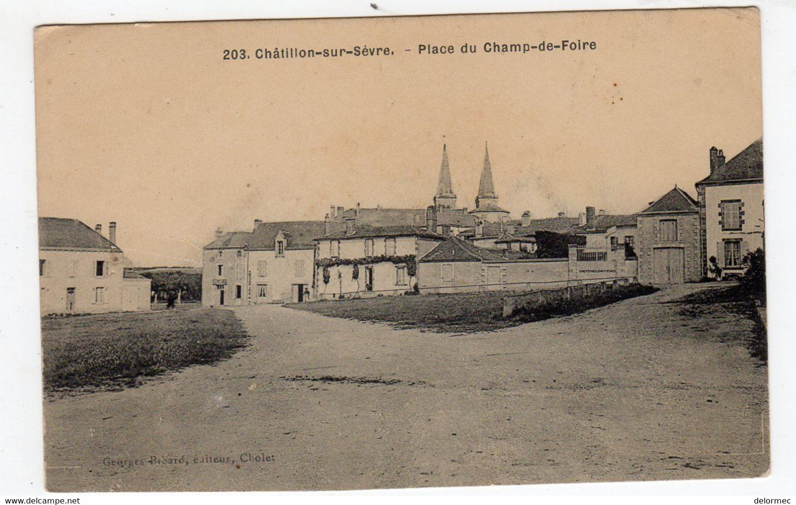 CPA Mauléon 79 Deux Sèvres Saint Juin Châtillon Sur Sèvre Place Du Champ De Foire  éditeur Bibart à Cholet N°203 - Mauleon