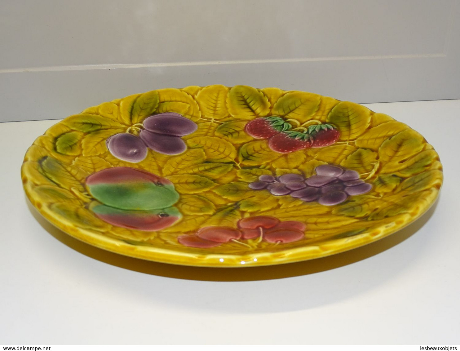 *ANCIEN PLAT BARBOTINE ROND SARREGUEMINES DECOR DE FRUITS COLLECTION table  E