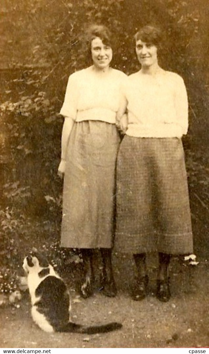 Petite PHOTO Photographie Amateur : Deux Jeunes Femmes Et Un Chat - Anonyme Personen