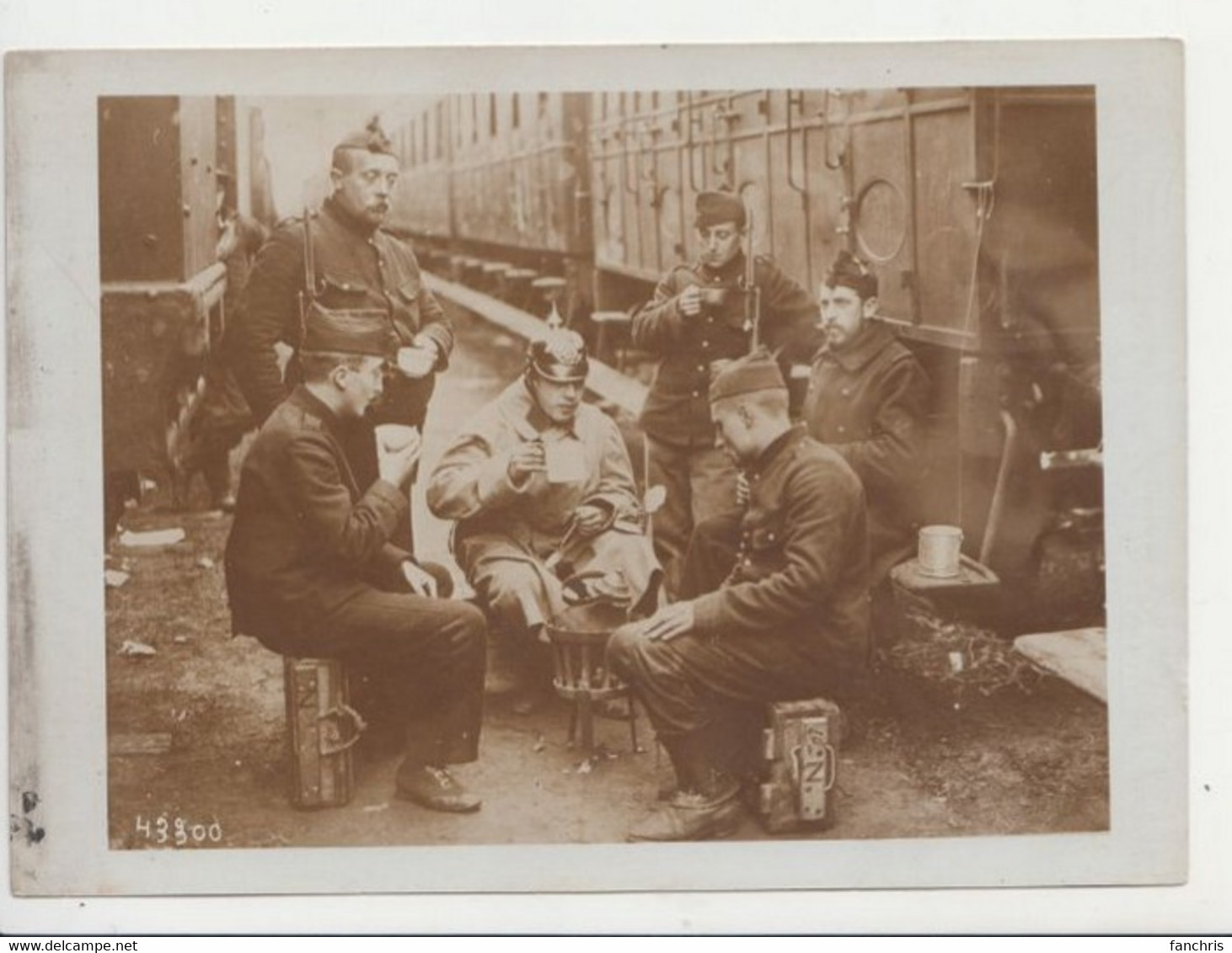 Officier Allemand Prisonnier Déjeunant Avec Des Soldats Belges Dans Une Gare- Photographe M.ROL - Guerra, Militares