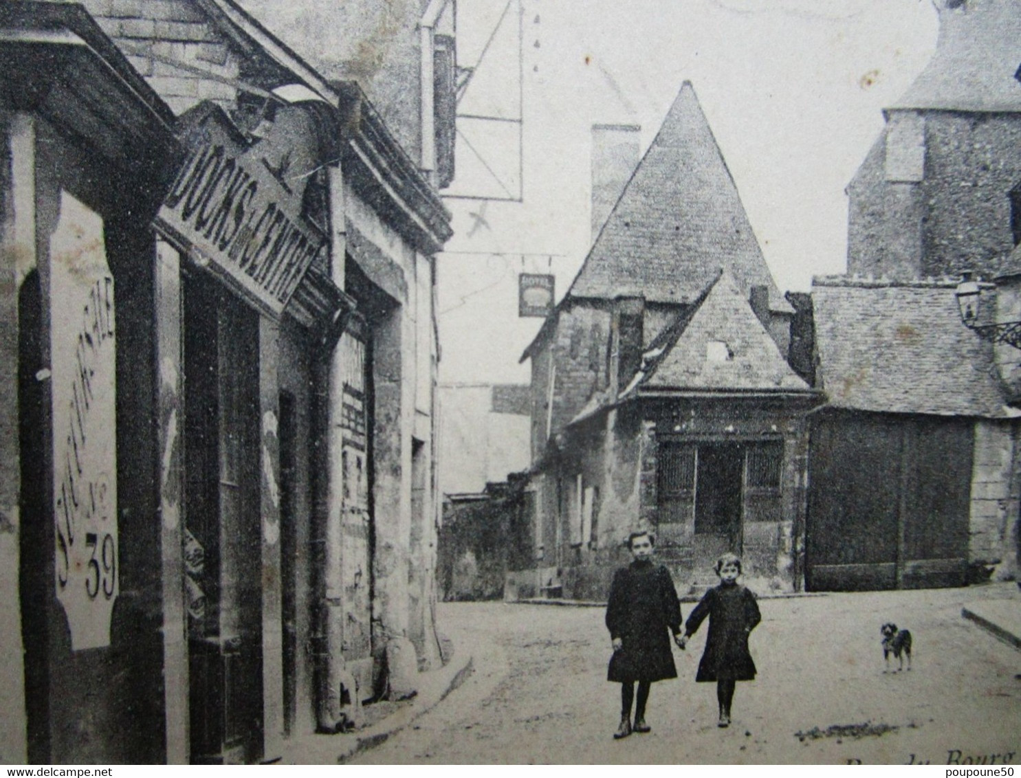 CPA 37 Indre Et Loire NEUILLE PONT PIERRE - Rue Du Bourg  - Boutique " Les Docks Du Centre "  écrite Et Timbrée 1910 - Neuillé-Pont-Pierre