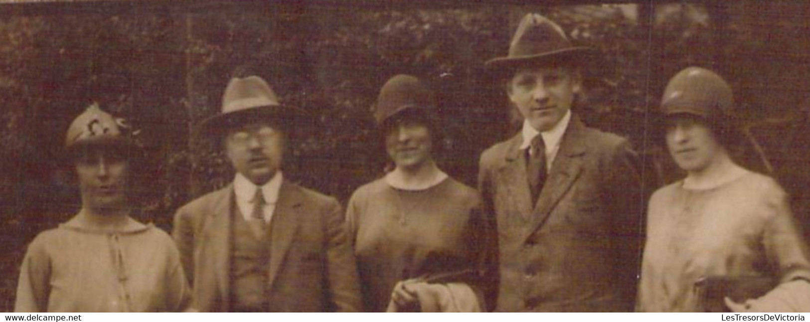 CPA Photo - Groupe De Jeunes Gens - Personnes Avec Des Chapeaux Différents - Photographie