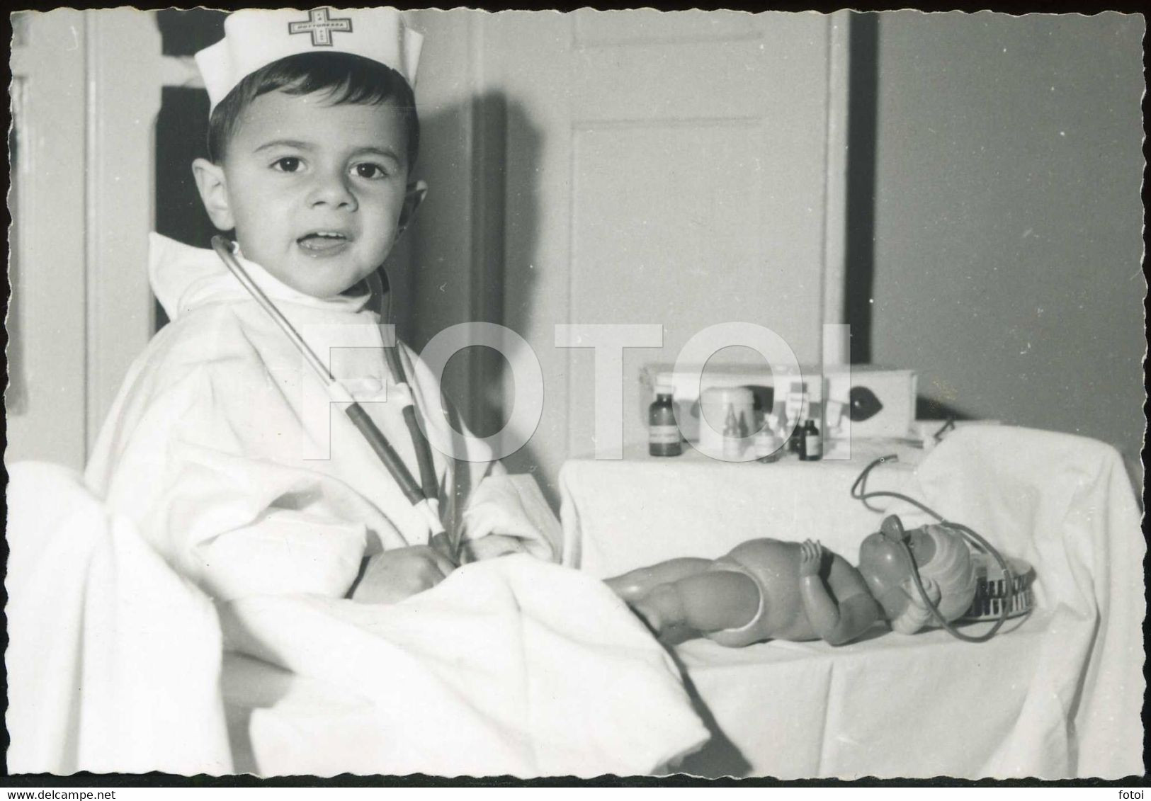 60s AMATEUR PHOTO FOTO ENFANT CHILD GARÇON PLAYING DOLL POUPEE DOCTOR NURSE G29 - Anonymous Persons