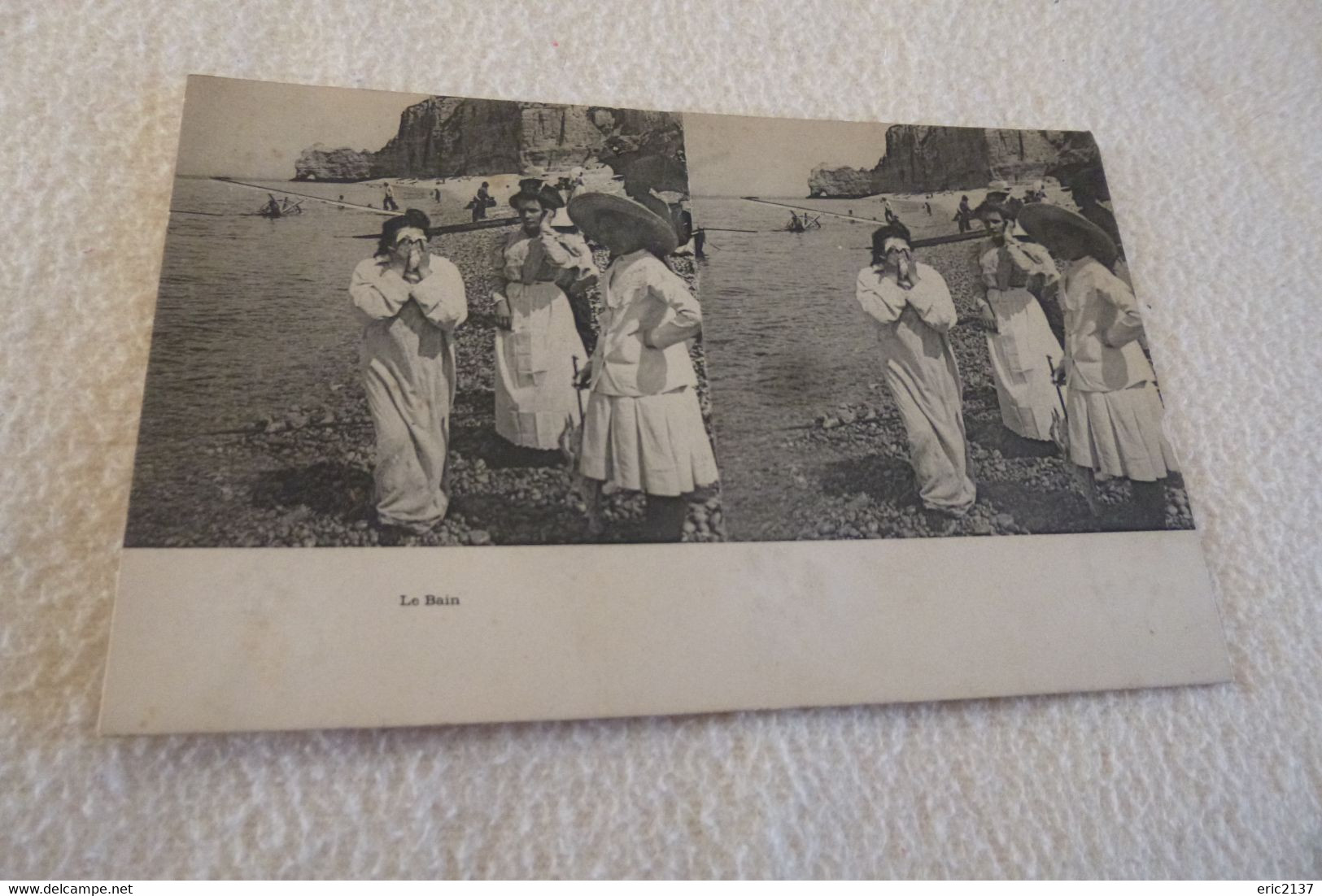 BELLE CPA...FEMMES EN BORD DE MER..."LE BAIN"... - Cartes Stéréoscopiques