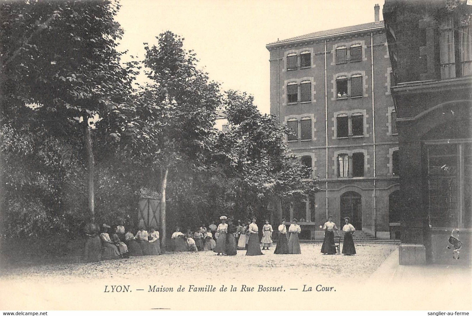 CPA 69 LYON MAISON DE FAMILLE DE LA RUE BOSUET LA COUR - Autres & Non Classés