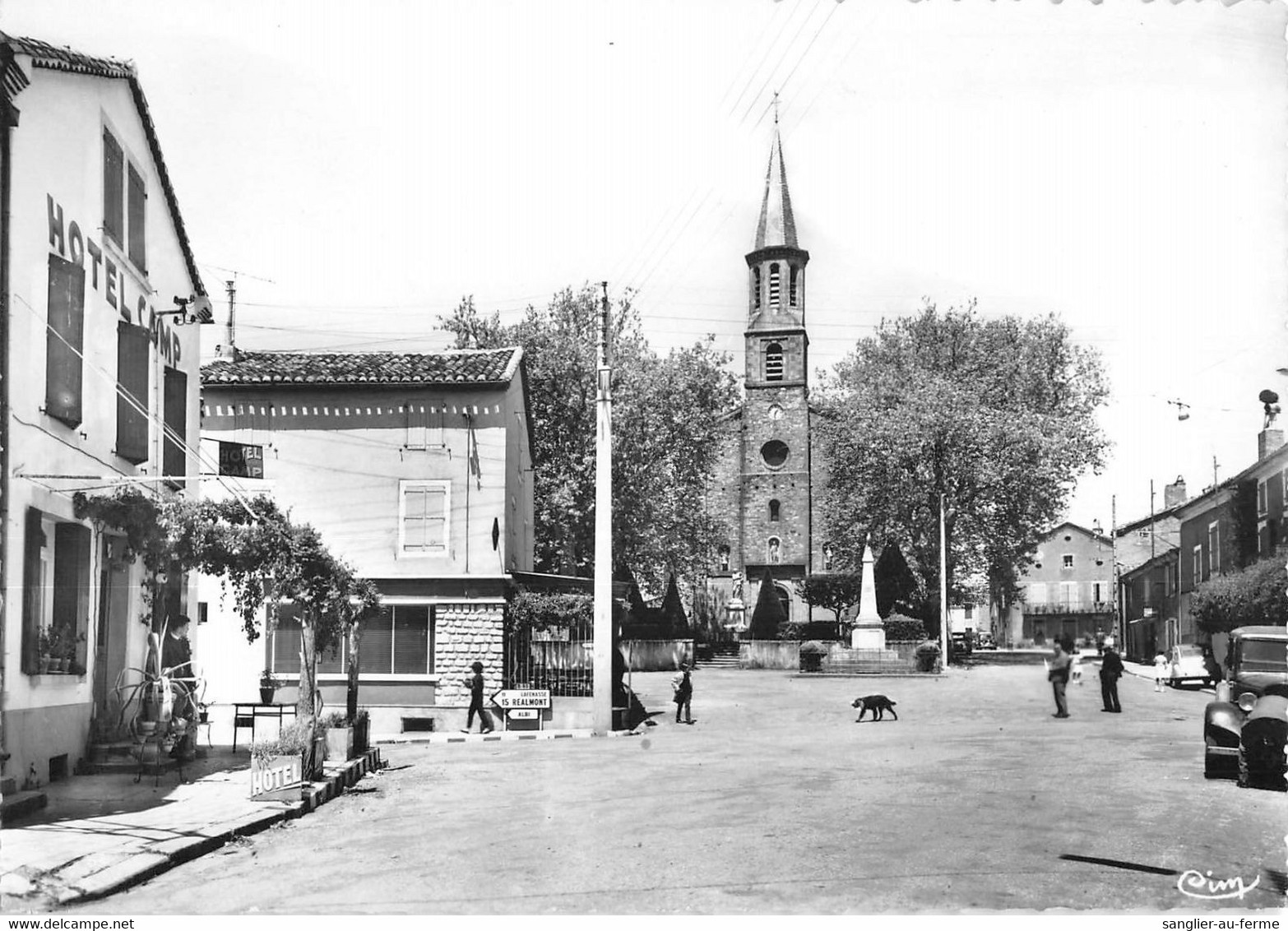 CPSM 81 MONTREDON LABESSONNIE LA PLACE ET L'EGLISE (cliché Rare - Montredon Labessonie