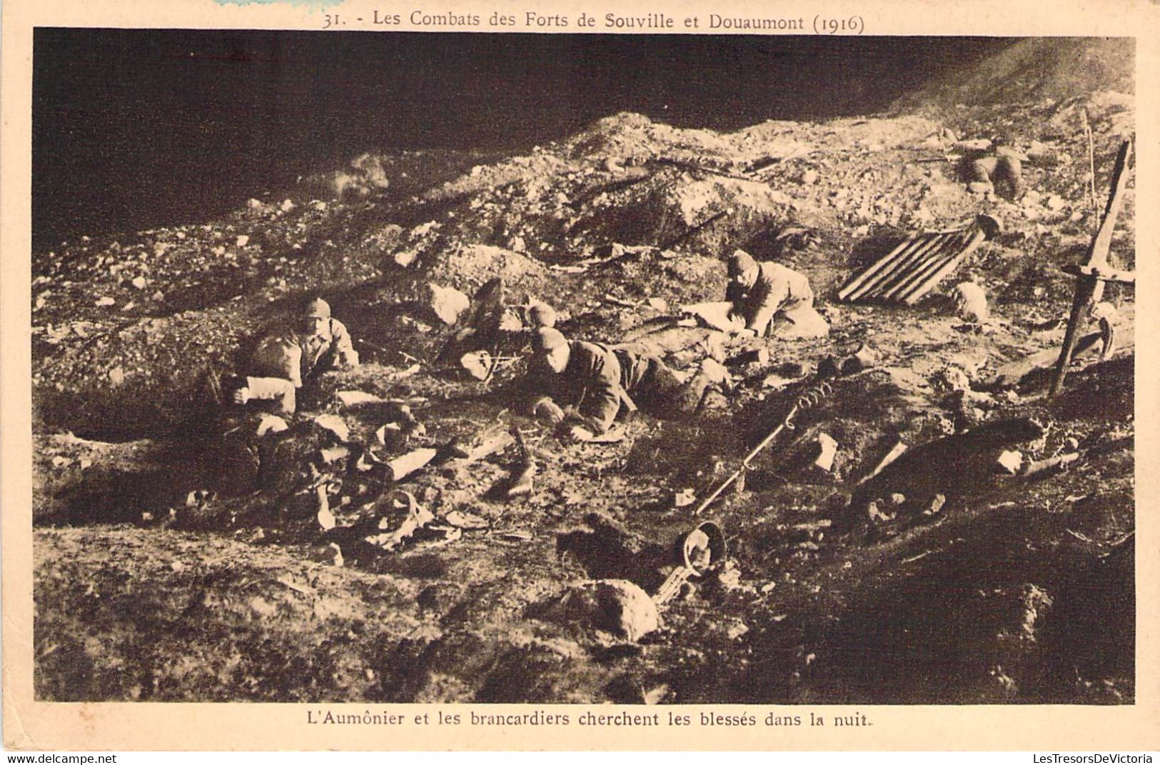 CPA Les Combats Des Forts De Souville Et Douaumont - L'aumonier Et Les Brancardiers Cherchent Les Bléssés Dans La Nuit - Douaumont