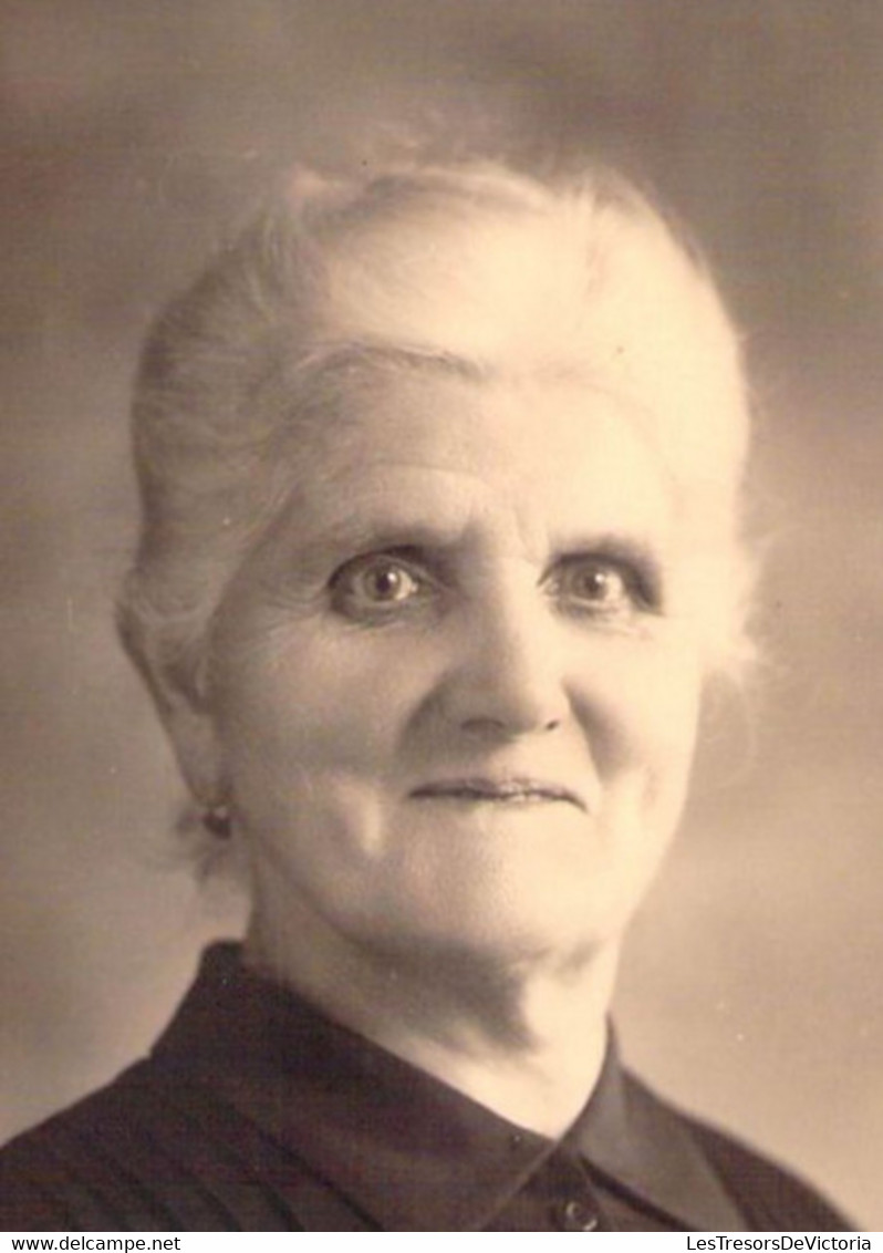 CPA Photo D'une Dame Aux Cheveux Blanc Et Au Regard Perçant - Photographie