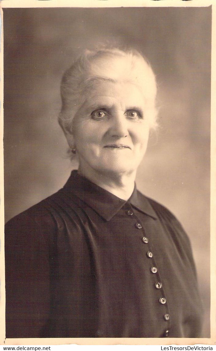 CPA Photo D'une Dame Aux Cheveux Blanc Et Au Regard Perçant - Photographie