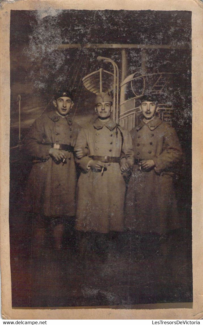 CPA Photo De 3 Militaires Avec Des Cigarettes Et En Uniformes - Photographie