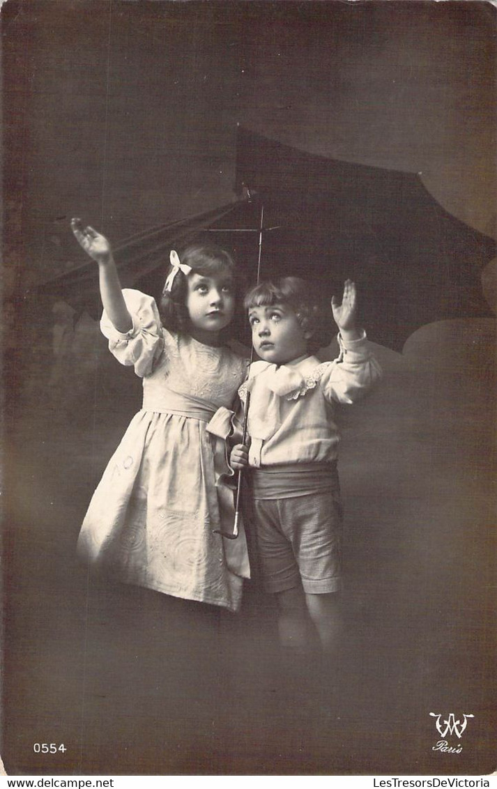 CPA Fantaisie - Deux Enfants Sous Un Parapluie - Groepen Kinderen En Familie