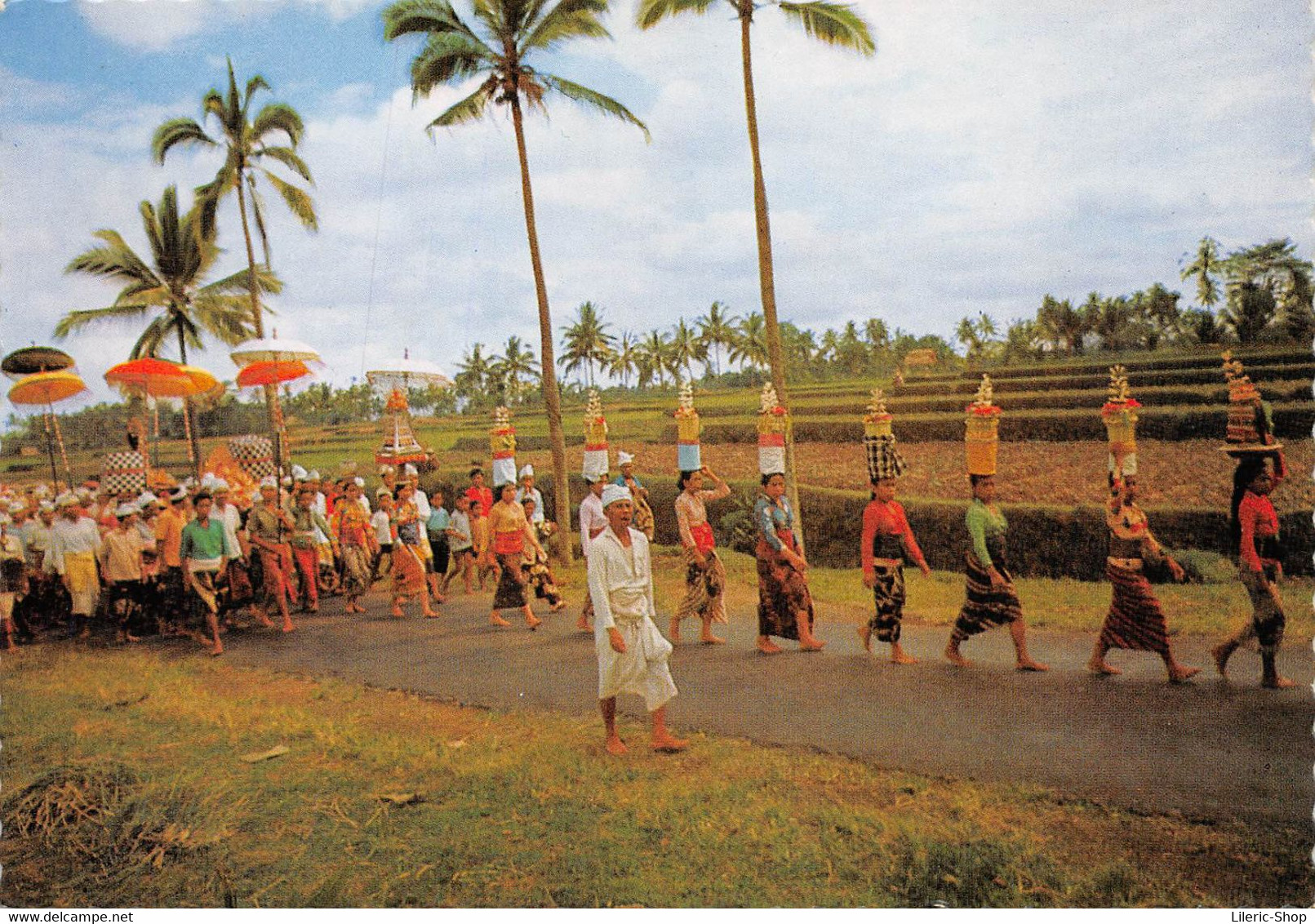 Asie > Indonésie - Procession Religieuse Vers Le Temple Pour Apporter Les Offrandes Aux Dieux ( ͡♥ ͜ʖ ͡♥) ♥ - Indonésie