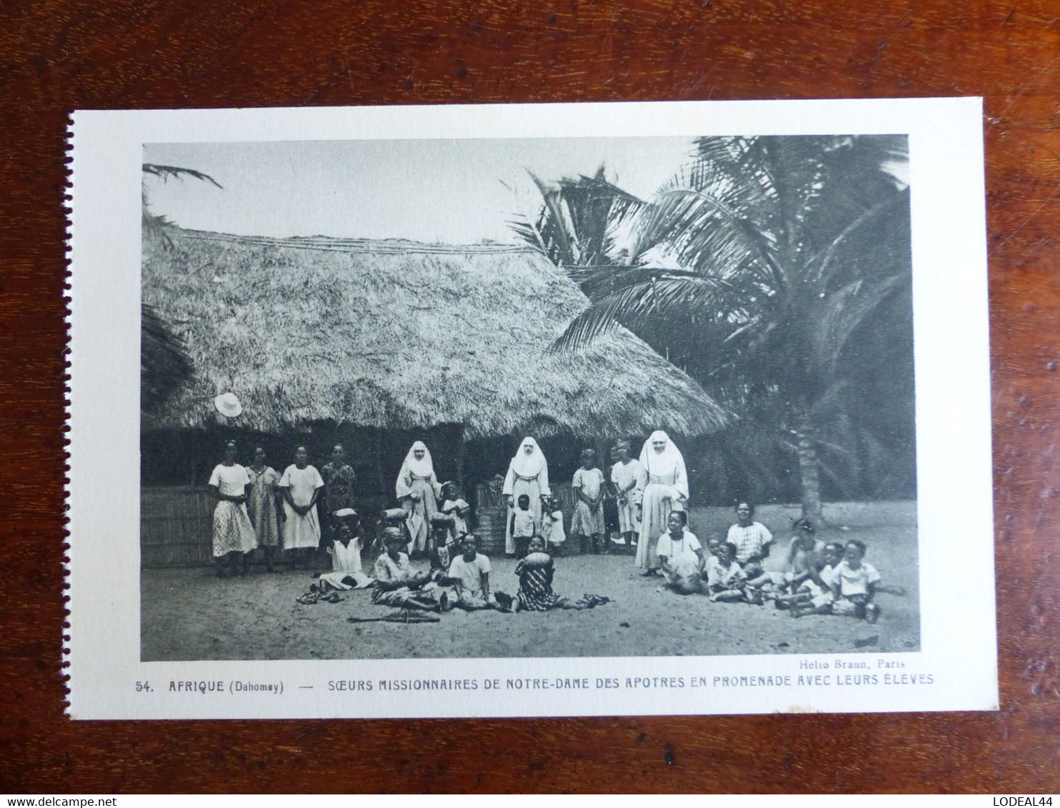 AFRIQUE (DAHOMAY)  SOEURS MISSIONNAIRES DE NOTRE DAME DES APOTRES EN PROMENADE AVEC LEURS ELEVES. - Dahomey