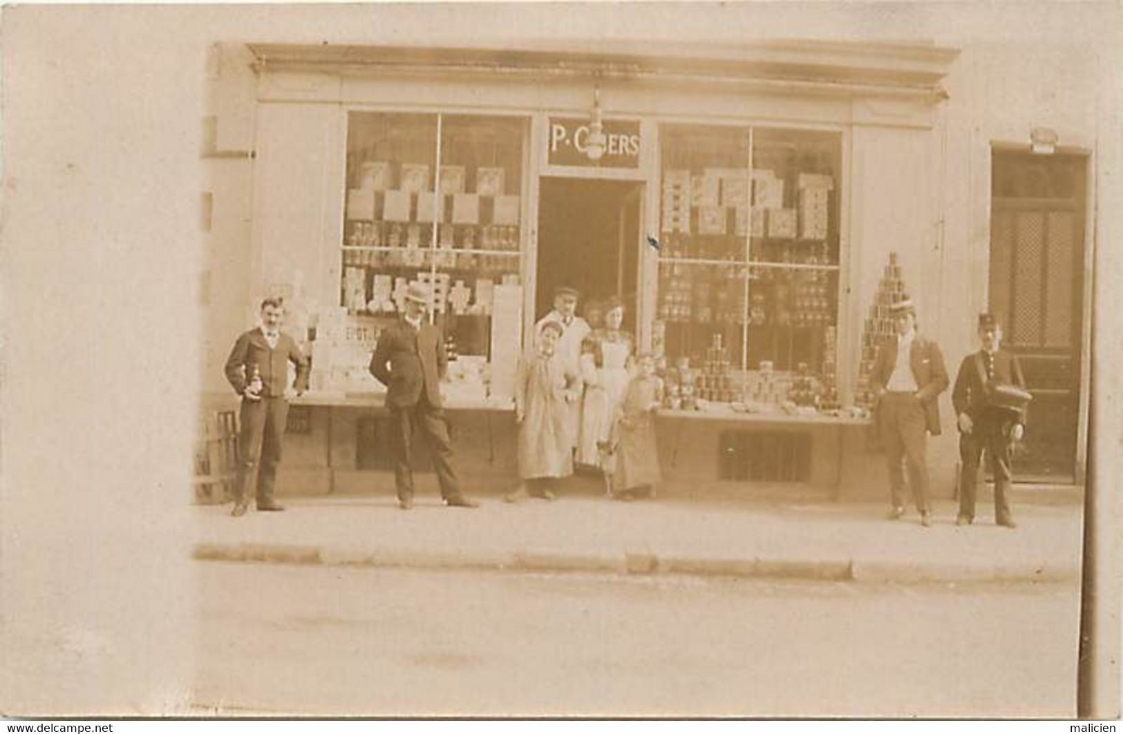 Thèmes Div.-ref-LL56-commerce -carte Photo Non Située  -devanture Magasin Alimentation - Facteur Sur La Droite - - Magasins