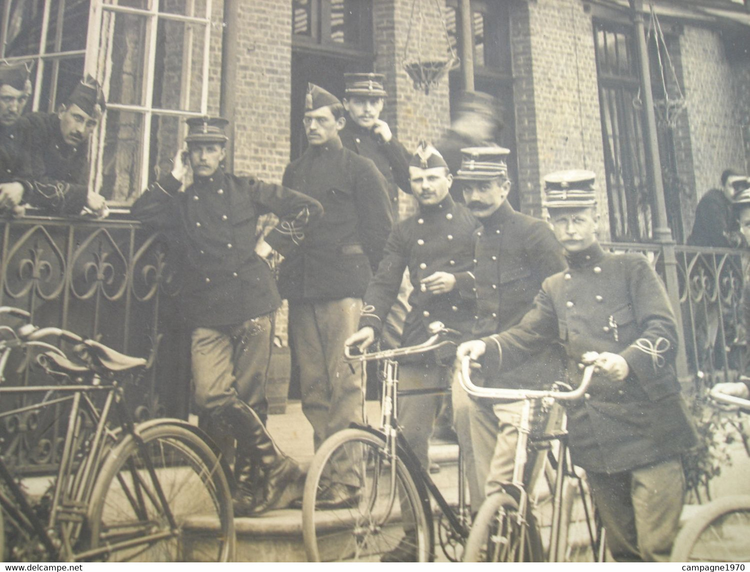 BELLE CPA PHOTO - MILITARIA - LEOPOLDSBURG BOURG LEOPOLD - GRADES DEVANT LE MESS AVEC VELOS ( ABL - 1913 ) - Personajes