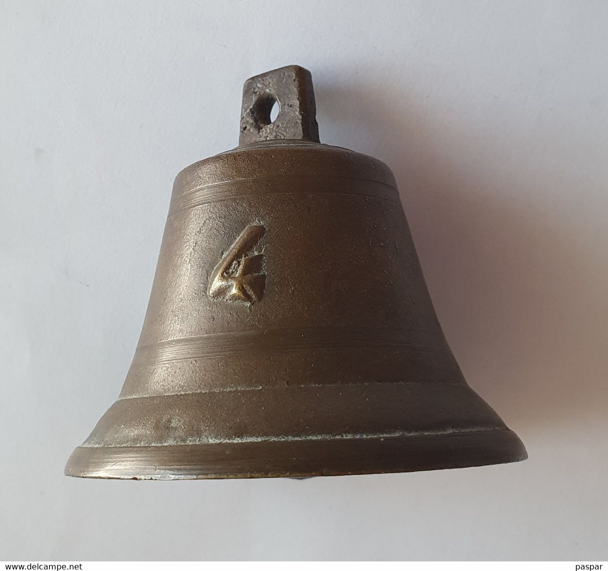 Ancienne Cloche Clochette Vraisemblablement En Bronze - Bells