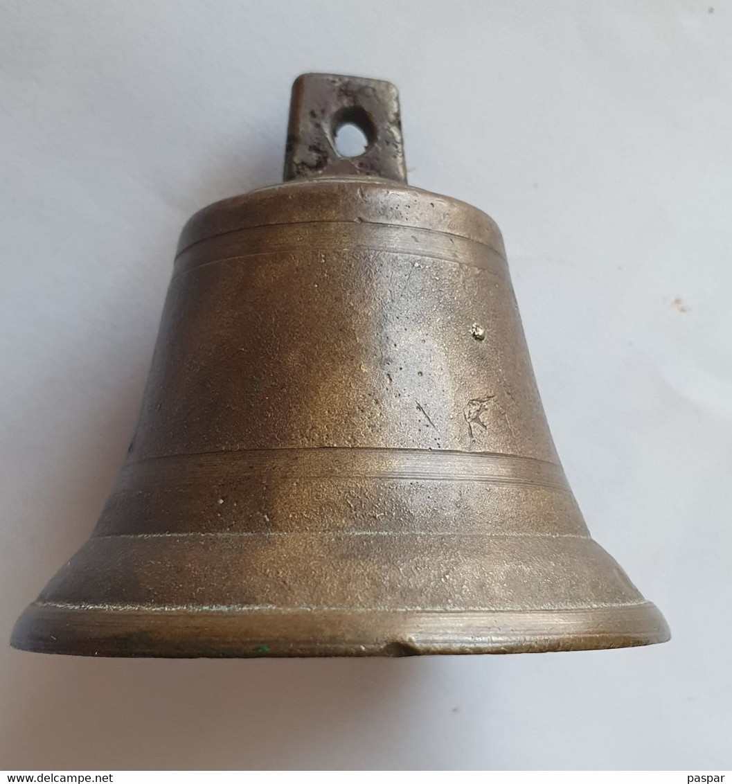 Ancienne Cloche Clochette Vraisemblablement En Bronze - Bells