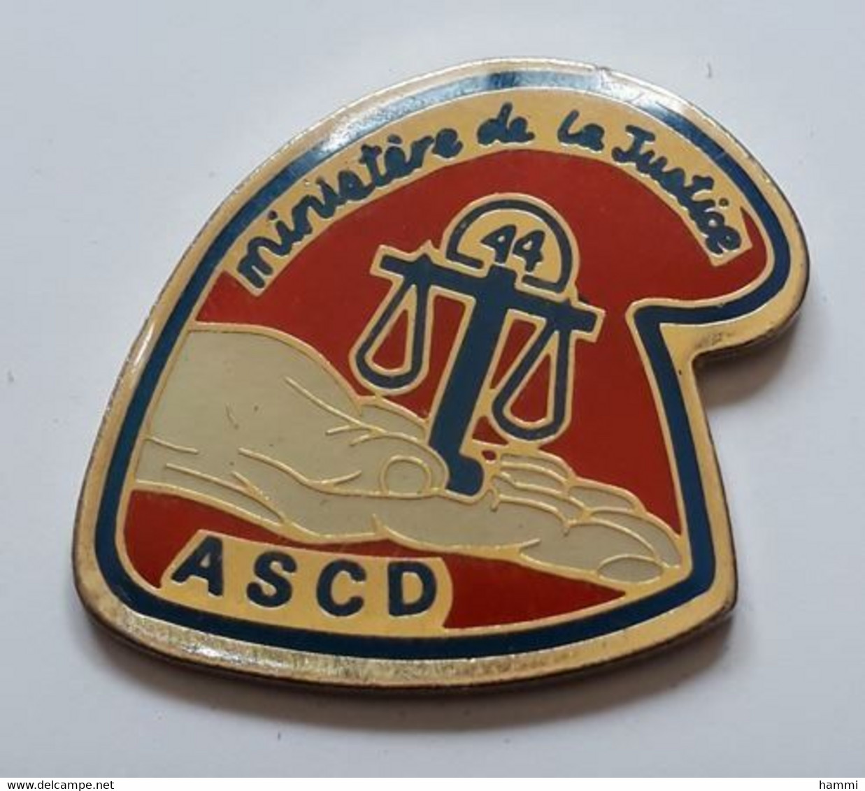 AA352 Pin's ASCD Ministère De La Justice Balance Main Loire Atlantique Achat Immédiat - Administrations