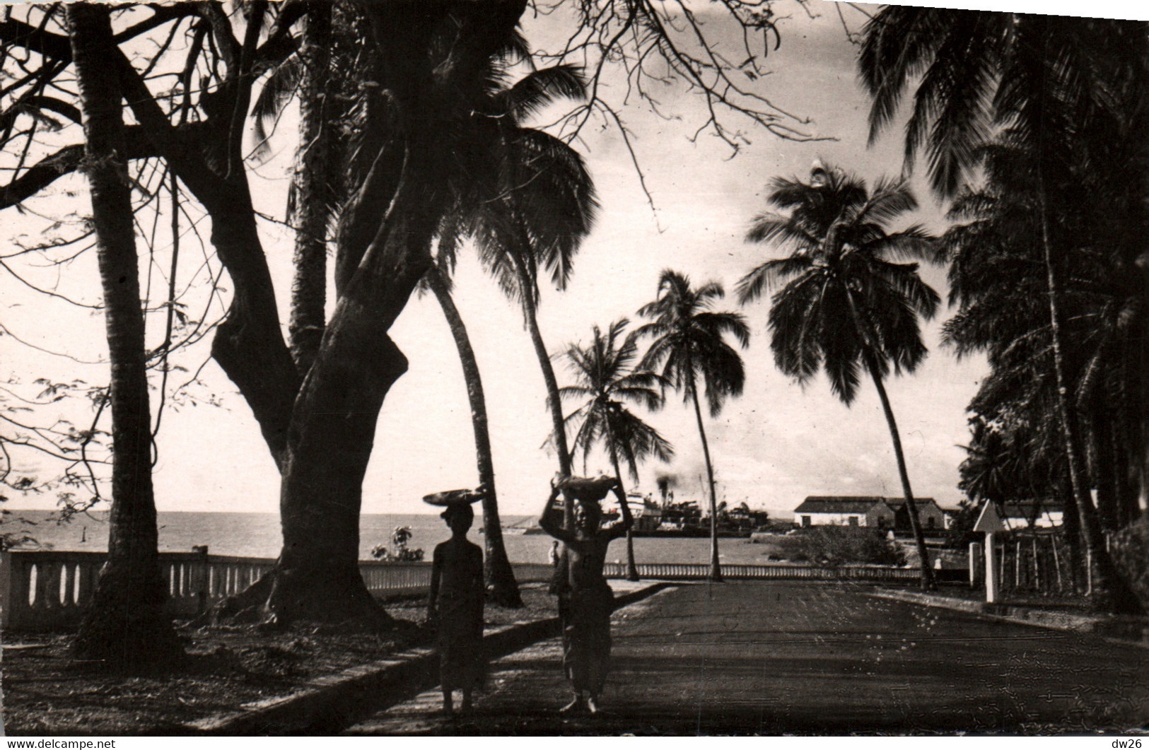 Guinée Française - Conakry: Un Coin De La Corniche Et Du Port - Editions Mar - Carte Non Circulée - Guinea