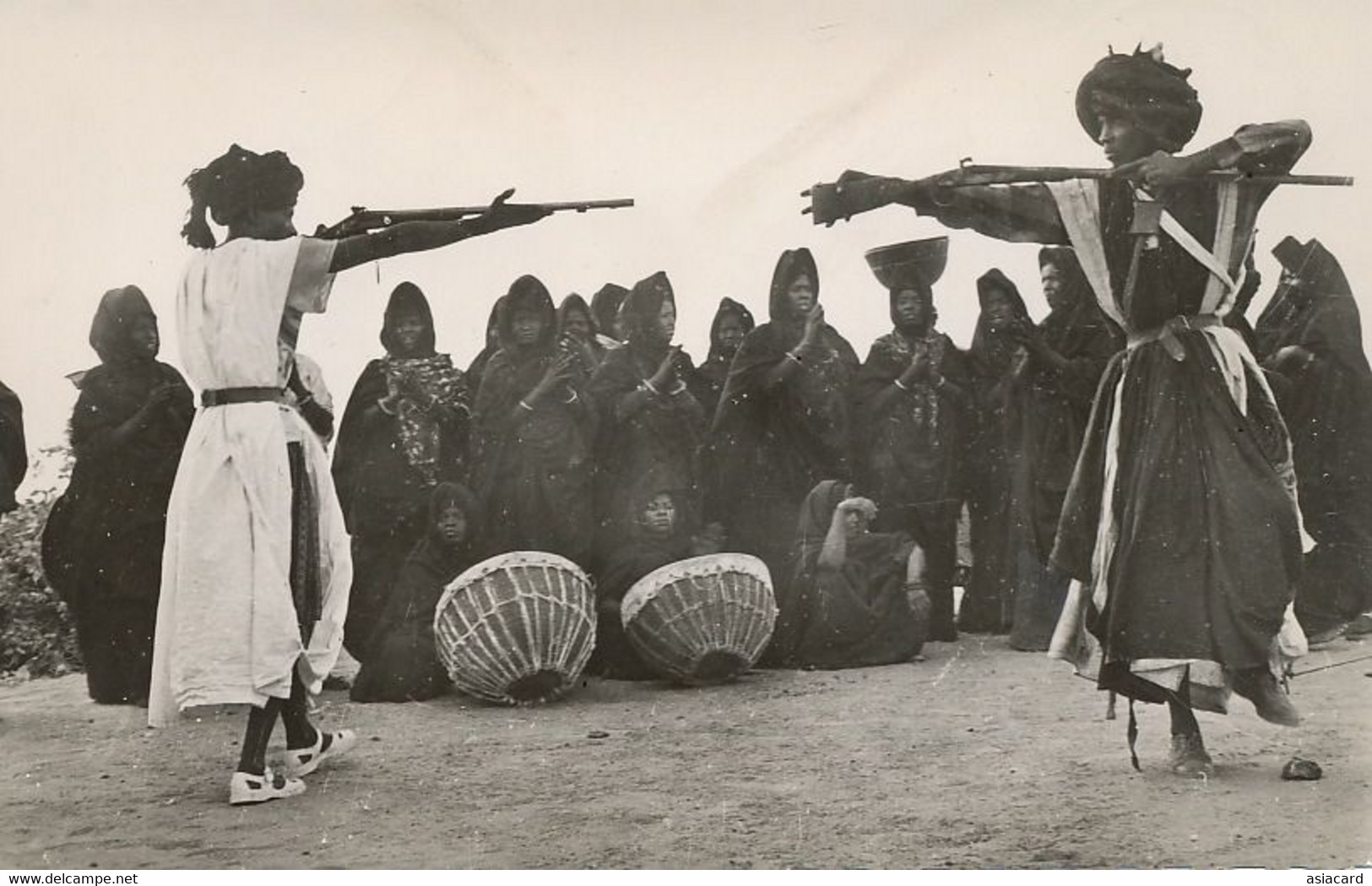 Real Photo Souvenir Mauritanie  War Dance Touareg With Women And Warriors In Arms Written 1960 - Mauritanië