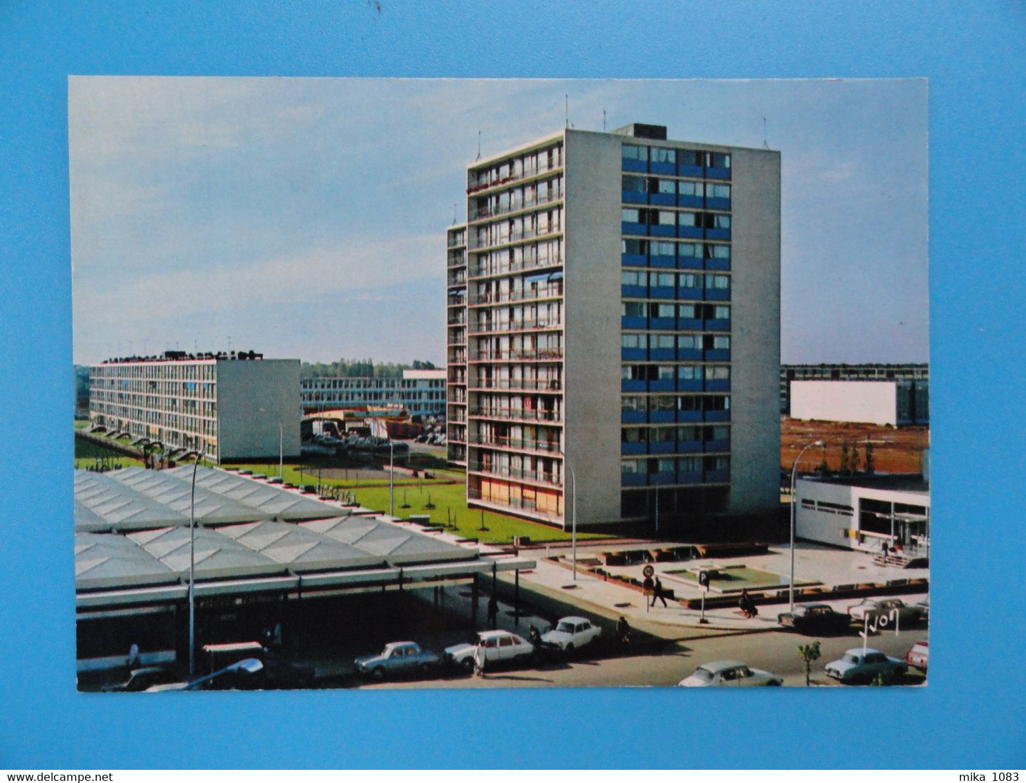 78 - Vélizy-Villacoublay - Le Centre Commercial Et Le Bureau De Poste HLM (cpm) - Velizy