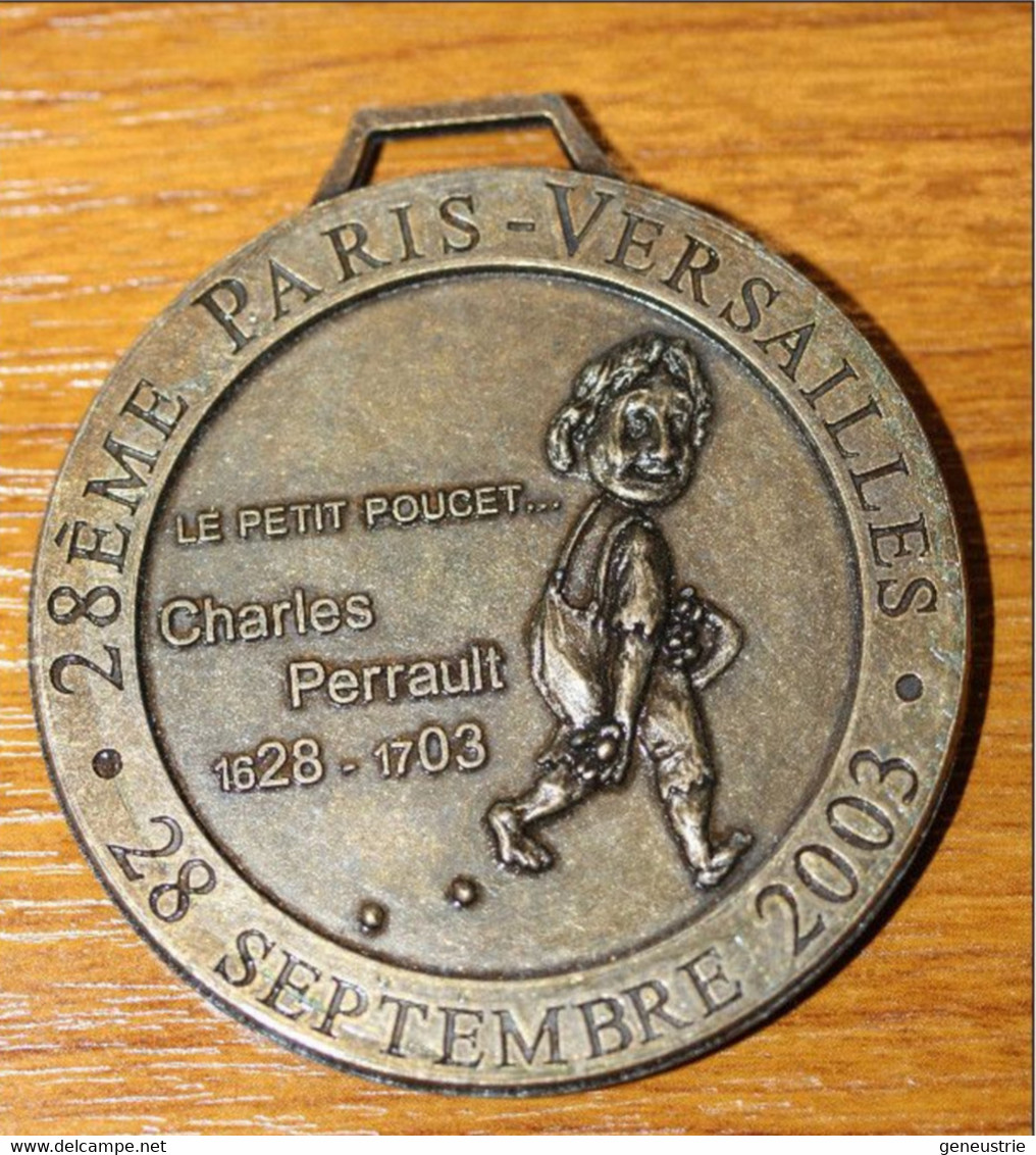 Médaille Course à Pied "28e Paris - Versailles 28 Sept 2003 - Le Petit Poucet - Charles Perrault" - Athlétisme