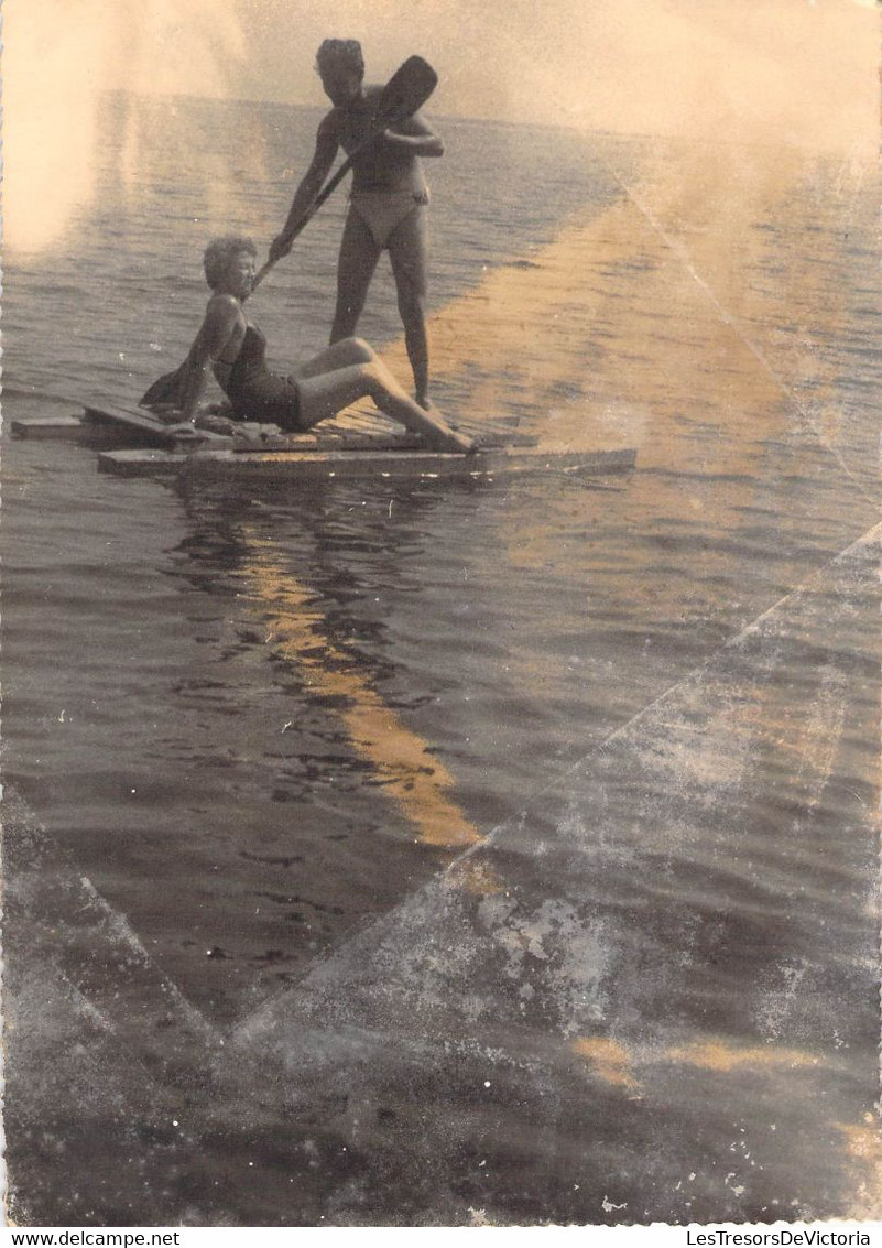 Photo D'un Couple Sur Un Radeau En Bois  - Homme Et Femme En Maillot De Bain En Train De Pagayer -13x18cm - Personnes Anonymes