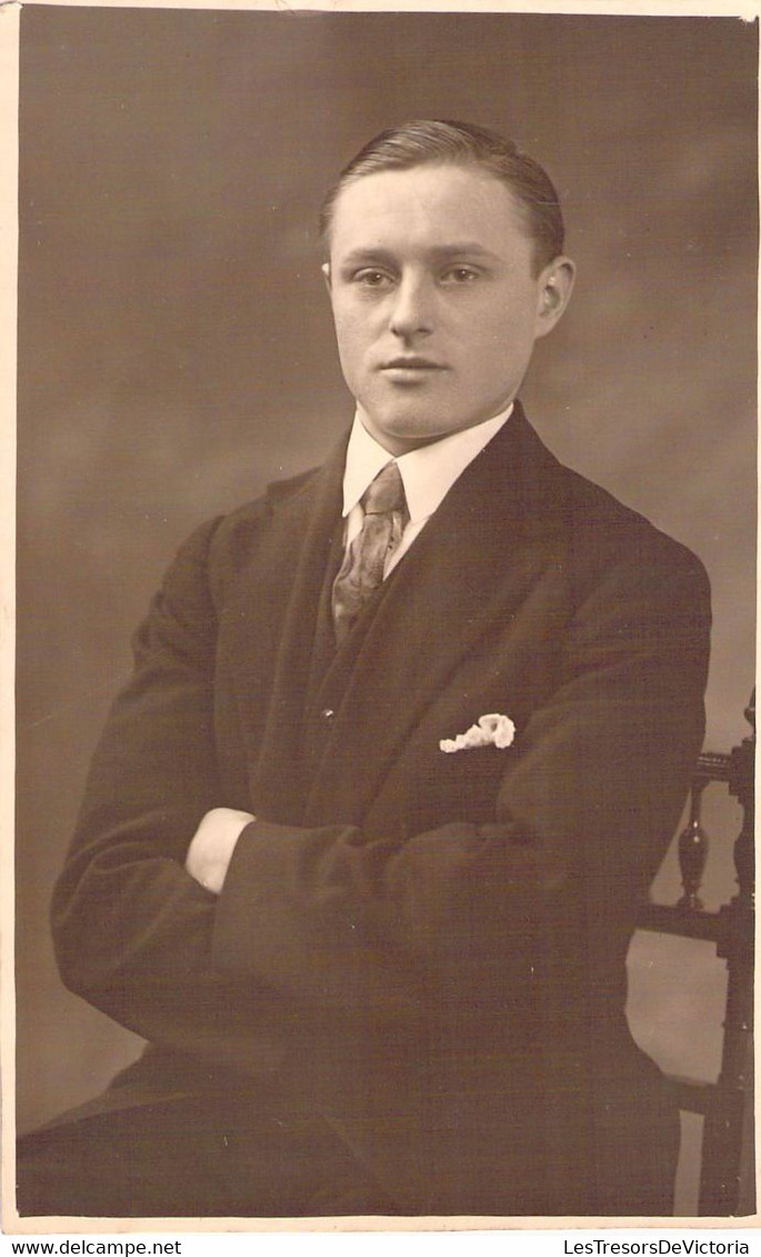 CPA Photo - Un Jeune Homme Les Bras Croisés - Photographie